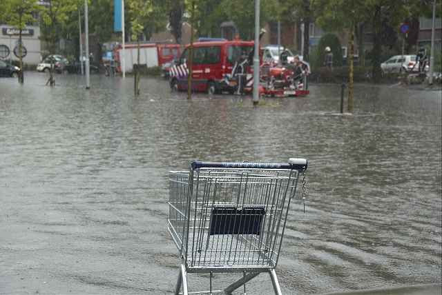 2010/221/GB 20100826d 014 Wateroverlast Albert Heijn.jpg